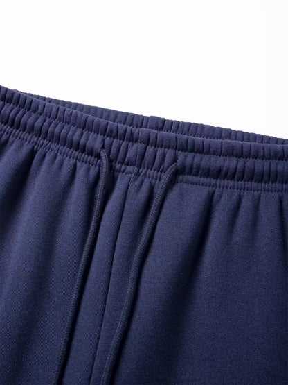 Ensemble deux pièces pour homme comprenant un sweat à capuche zippé à demi-zip avec doublure polaire et un pantalon polaire assorti.