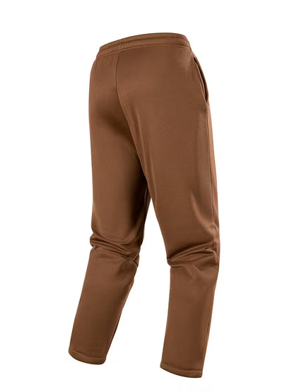 Ensemble deux pièces pour homme comprenant un sweat à capuche zippé à demi-zip avec doublure polaire et un pantalon polaire assorti.