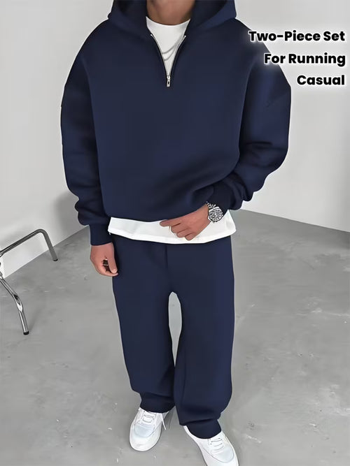 Ensemble deux pièces pour homme comprenant un sweat à capuche zippé à demi-zip avec doublure polaire et un pantalon polaire assorti.