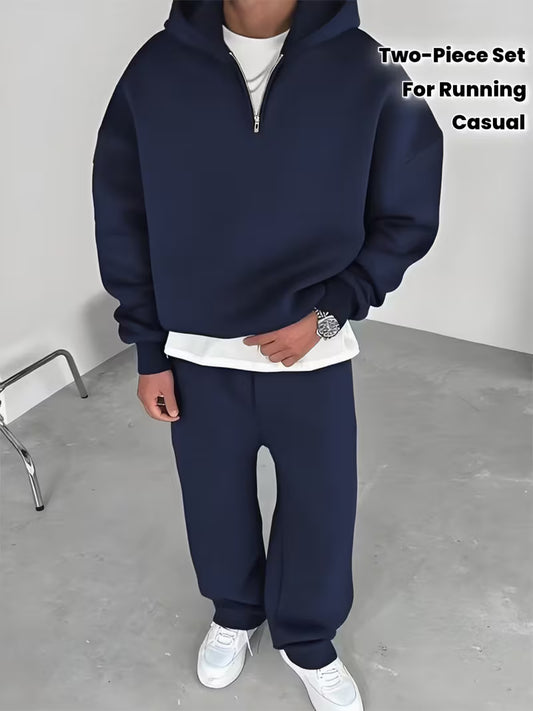 Ensemble deux pièces pour homme comprenant un sweat à capuche zippé à demi-zip avec doublure polaire et un pantalon polaire assorti.