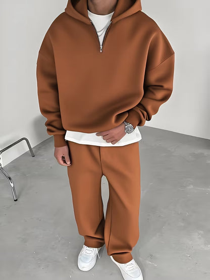 Ensemble deux pièces pour homme comprenant un sweat à capuche zippé à demi-zip avec doublure polaire et un pantalon polaire assorti.